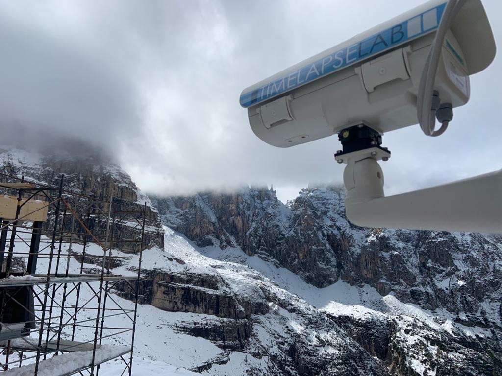 avacam device that monitors a mountain