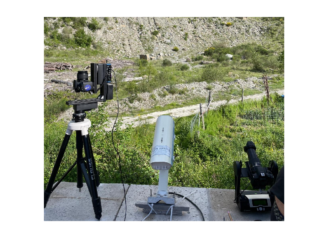 Dispositivo di Avacam che punta verso il pendio roccioso