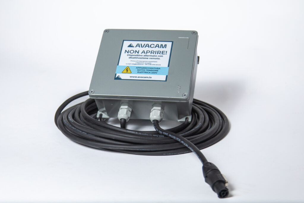 Picture of the buffer battery of the Avacm device, around it is the cable