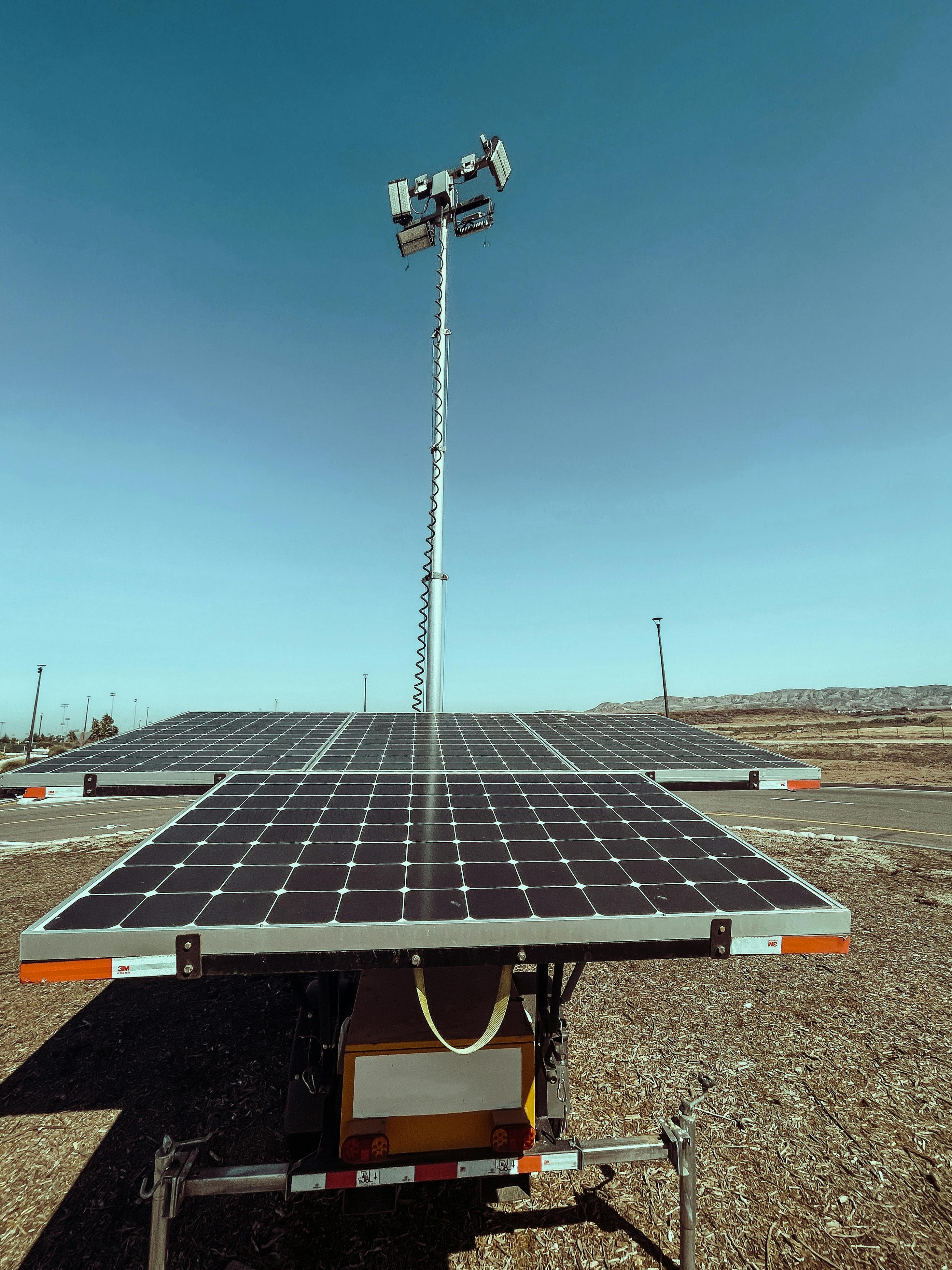 pannello solare collegato a una telecamera